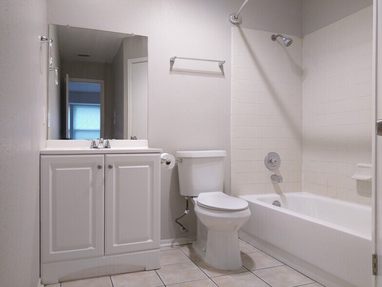 Master Bathroom - 2524 Corian Glen Dr