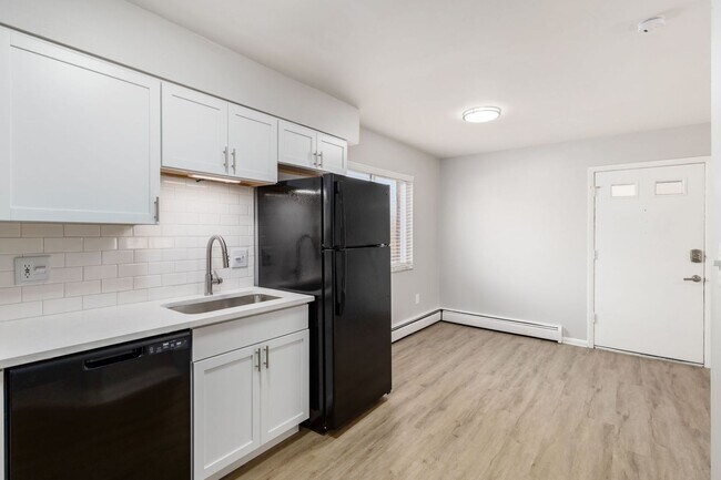 Building Photo - 639 Riverview Dr