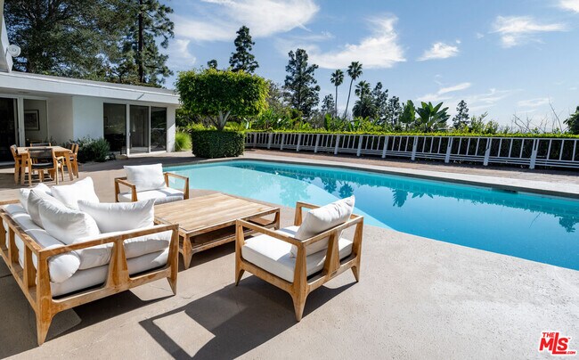 Building Photo - 1121 Loma Vista Dr