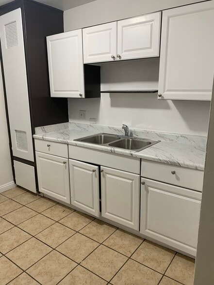 Kitchen counter top - 14714 Strathern St