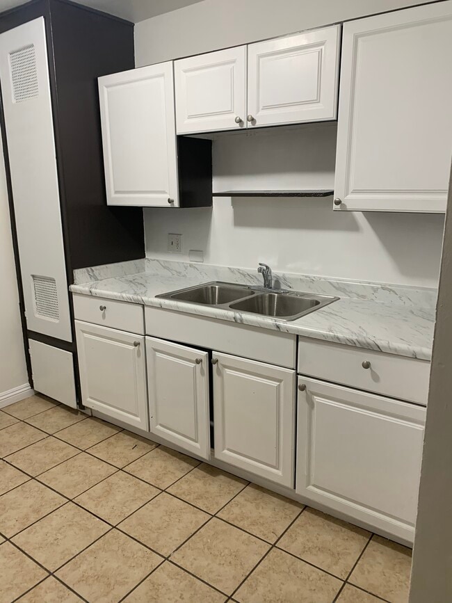 Kitchen counter top - 14714 Strathern St
