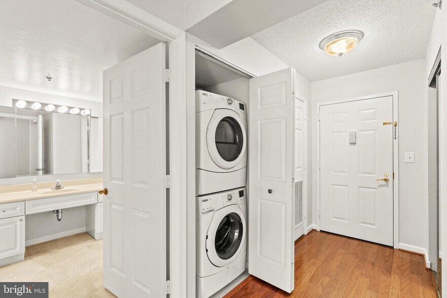 Building Photo - 2121 Jamieson Ave