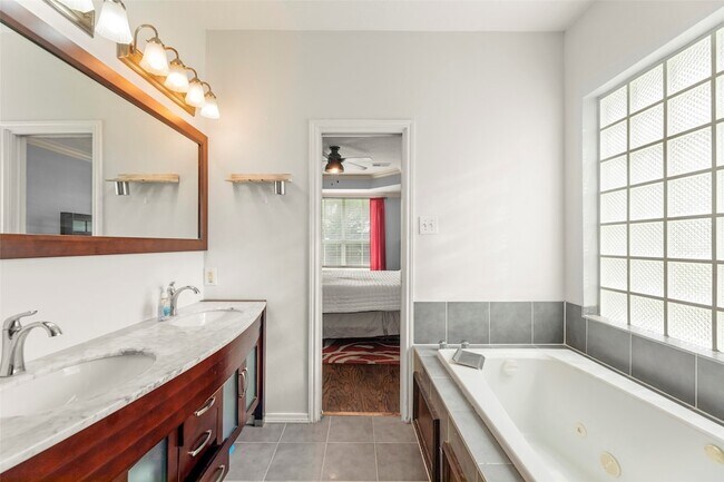 Building Photo - 44 Parkway Pl