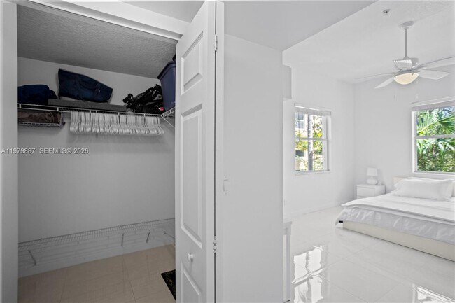 Building Photo - 529 E Sheridan St