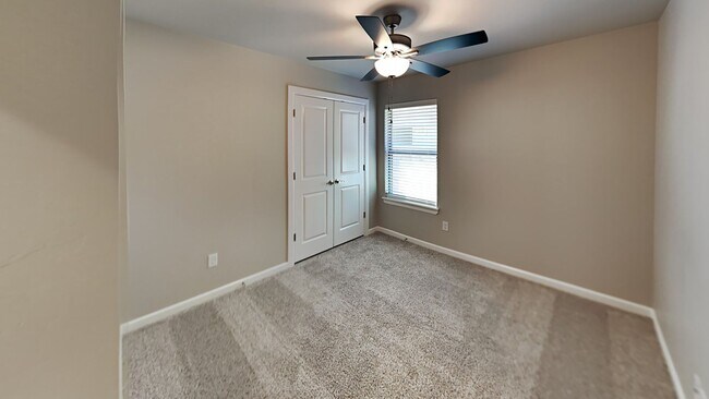 Building Photo - Beautiful 4 Bedroom 2 Bathroom Home in Pie...