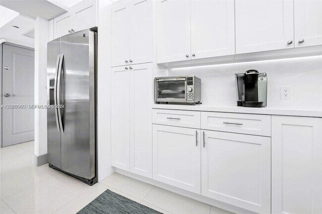 Building Photo - 3675 N Country Club Dr