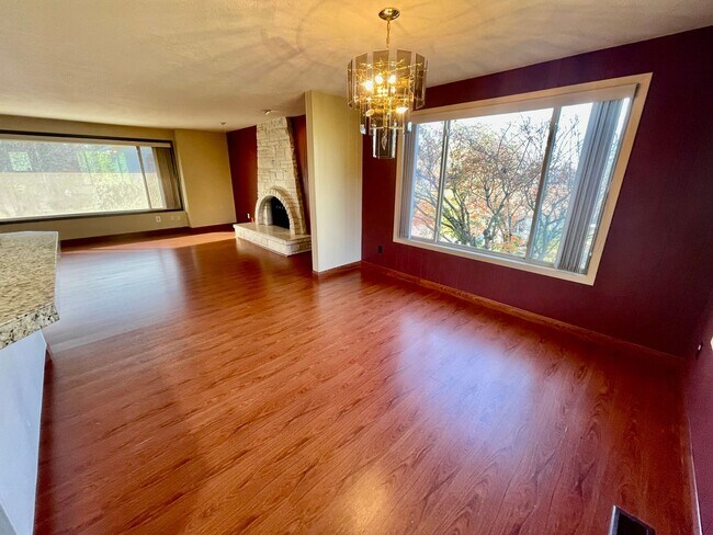 Building Photo - Sprawling 5bd/3bath Split-Level Home | Sto...