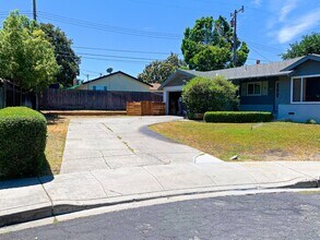 Building Photo - $4695 - 3 Bd/2 Ba Santa Clara Home on cul-de-sac with large backyard-Pets Possible with approval!