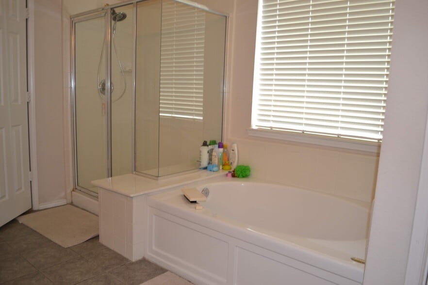 Master Bath - 6437 Branchwood Trail