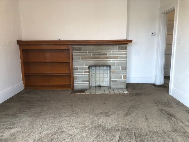 Building Photo - Bellevue - 2 BR Duplex, 2nd floor, 1 Bath!