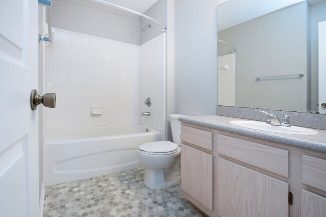 Building Photo - 2 Bedroom Condo in Lakewood Ranch