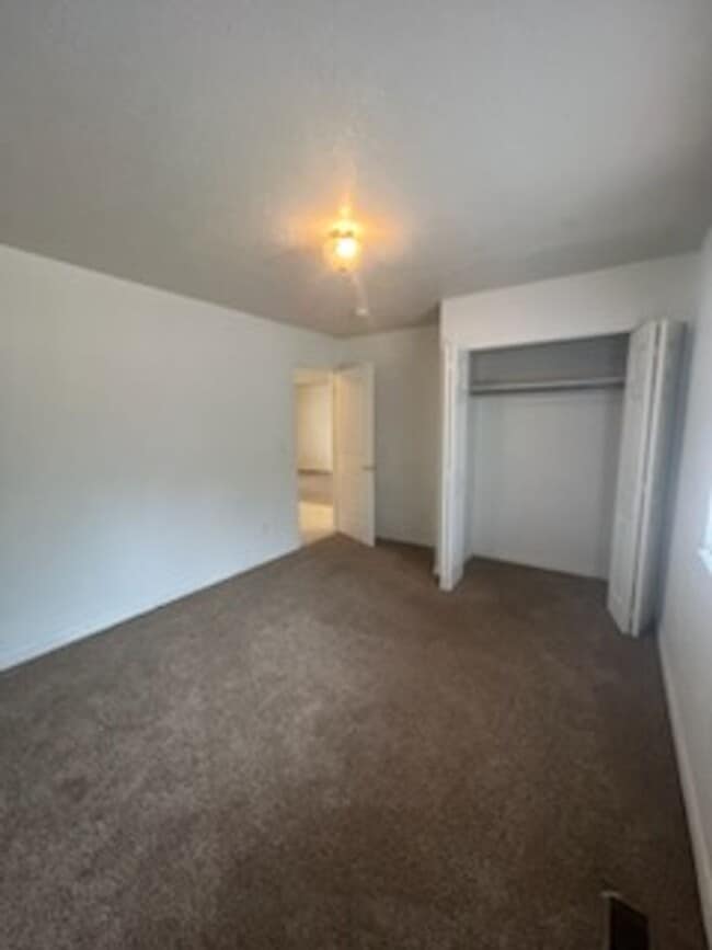 Building Photo - HUGE 6 bed 3 bath Home in Pocatello