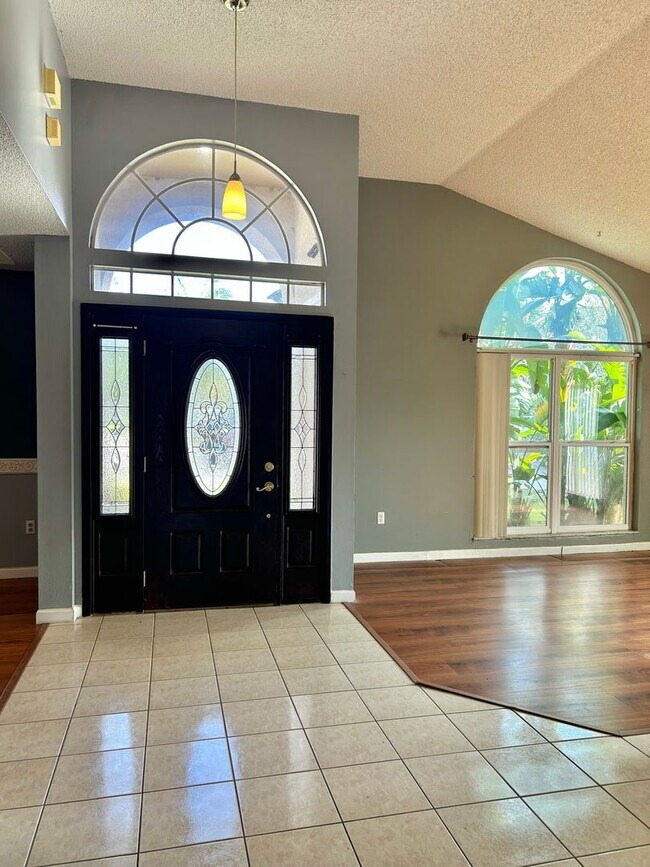 Building Photo - Waterfront Pool Home in Waterford Lakes