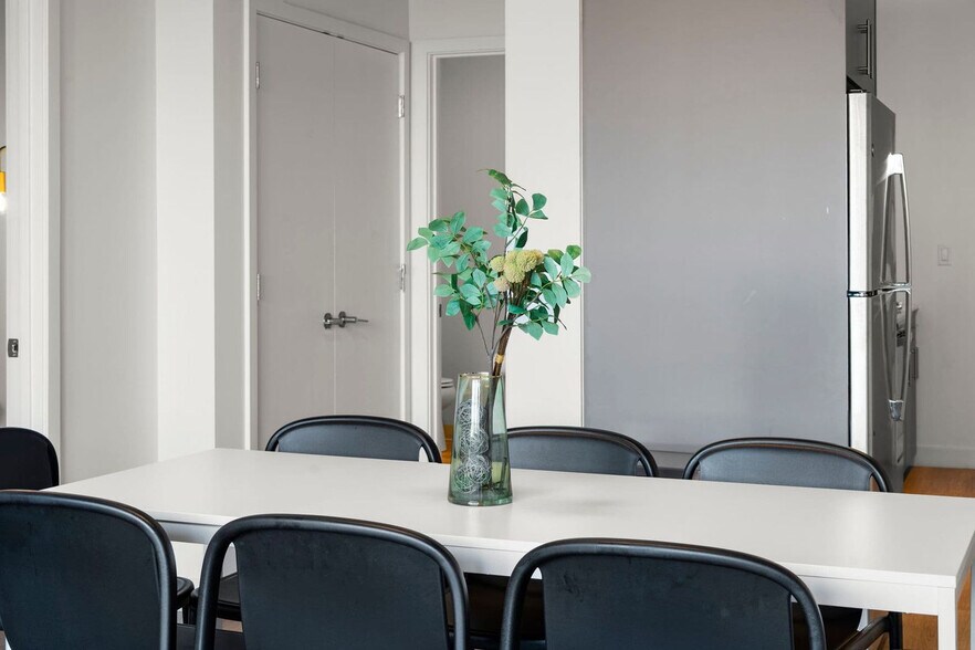 Building Photo - 853 W Blackhawk St