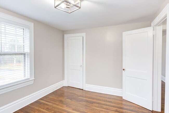 Building Photo - Available Now - Adorable and Spacious!  2 ...