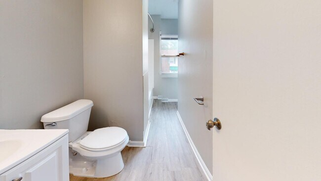 Building Photo - 3 Bedroom/1 bathroom renovated townhouse.