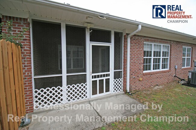 Building Photo - 3 BD/2.5 BA Townhouse w/Open Floorplan, Split Bedrooms and Garage