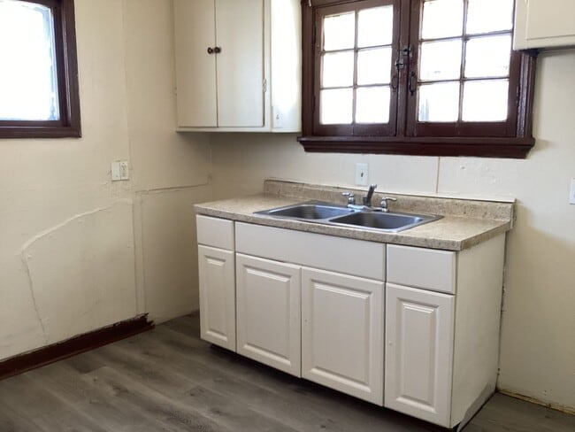 Building Photo - 4 bedroom Single Family