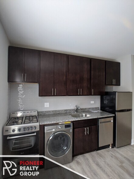 Building Photo - 437 W Belden Ave