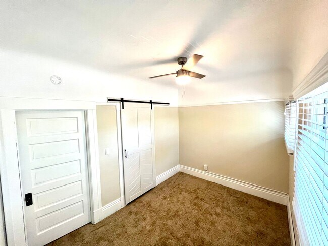 Building Photo - Vintage Upstairs Midtown Apartment