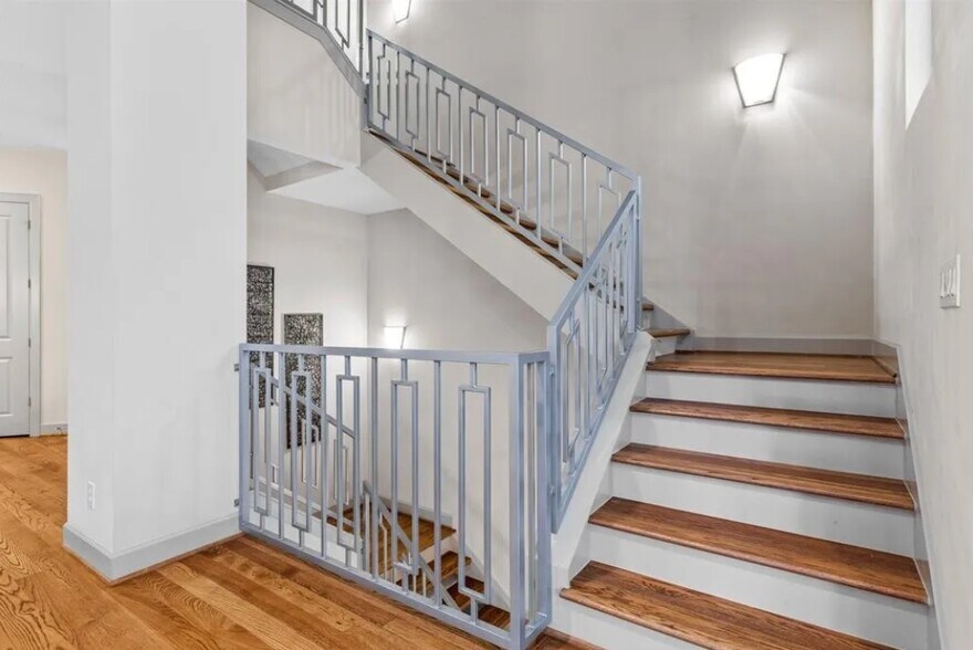 Building Photo - 5311 Lillian St