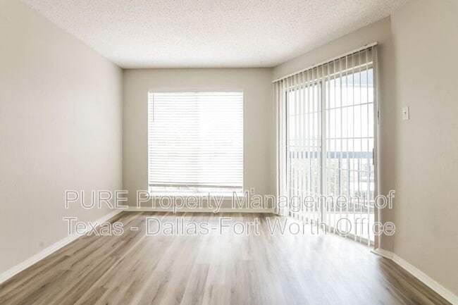 Building Photo - 18333 Roehampton Dr