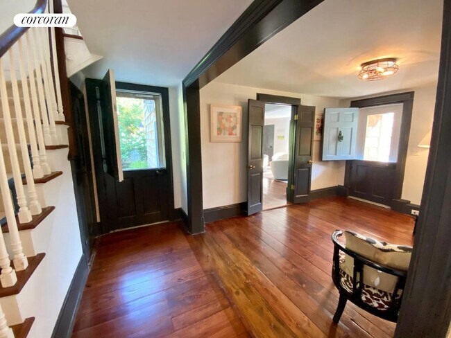 Building Photo - 20 Quogue St