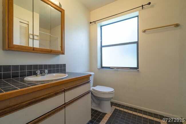 Building Photo - Beautiful and Large 3 bedroom 2.5 bath SFH...