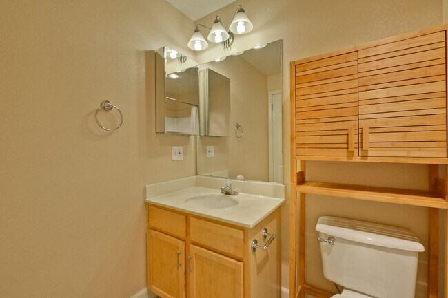 Building Photo - Downtown Mountain View l Stylish Home