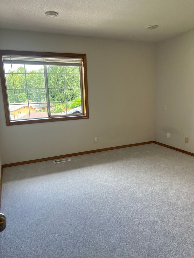 Building Photo - 3 bedroom 2.5 bathroom Home in Lake Steven...