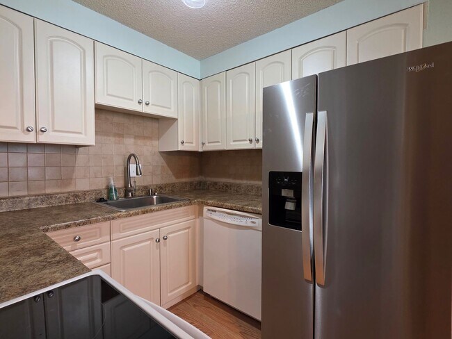 Building Photo - Great 3 Bedroom Townhouse In Aurora!