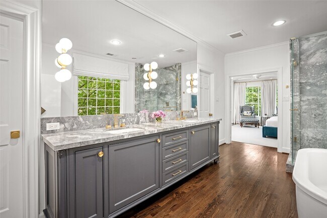 Building Photo - 5527 Briar Dr