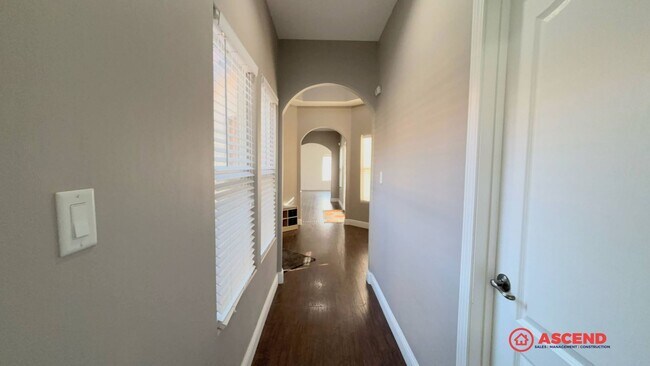 Building Photo - Stunning 3 Bedroom Home In Rosedale!