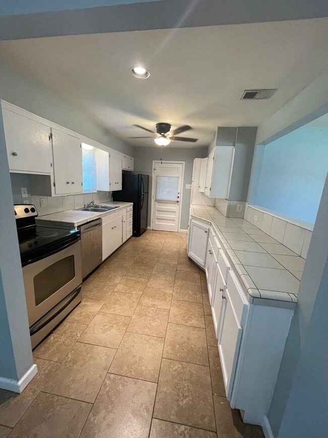 Building Photo - Adorable 3 bedroom home!