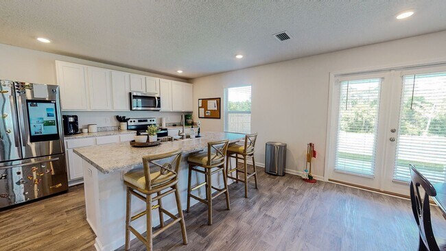 Building Photo - Hammock Bay! 4 bed 2.5 bath home located i...