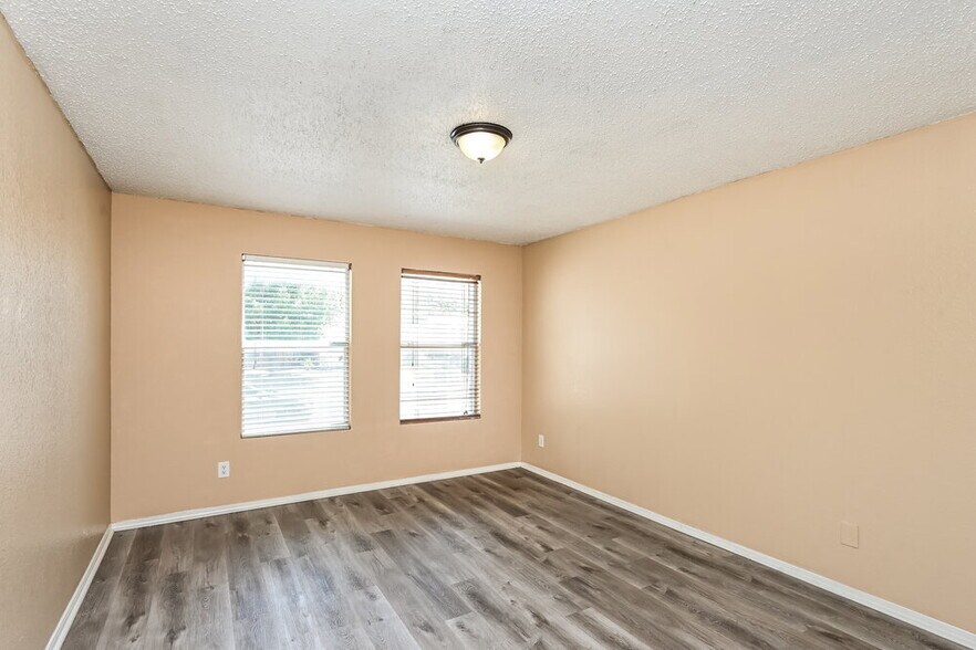 Building Photo - 5213 Bedfordshire Dr