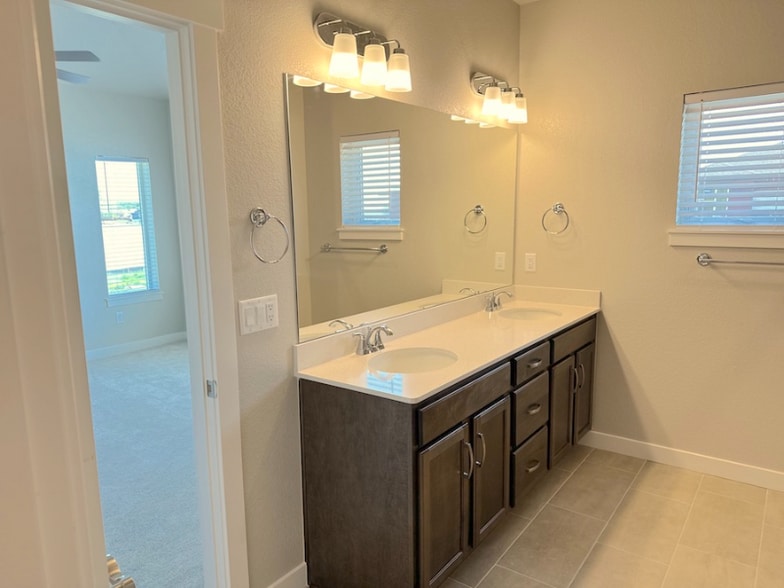 Building Photo - 844 Schlagel St