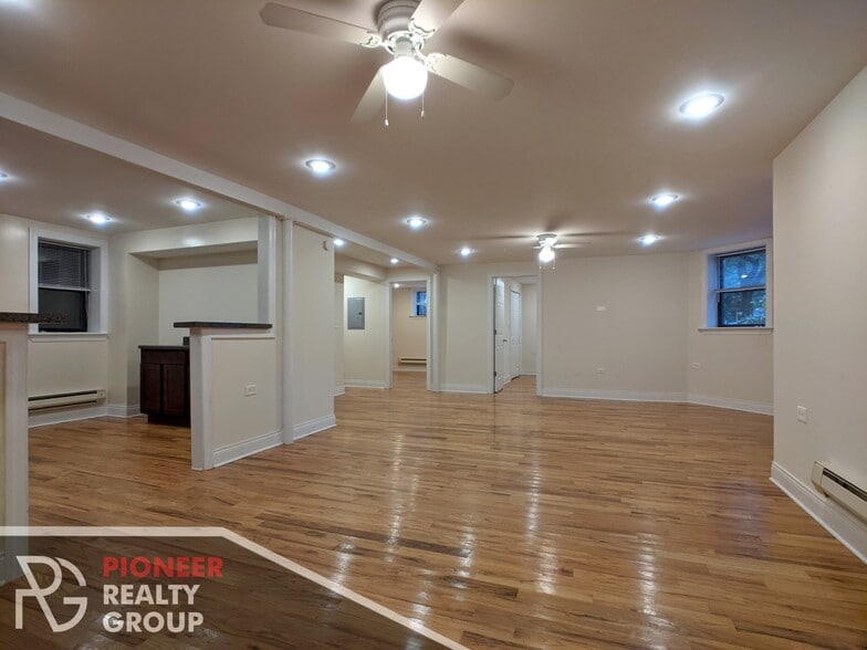 Primary Photo - 1129 W Oakdale Ave