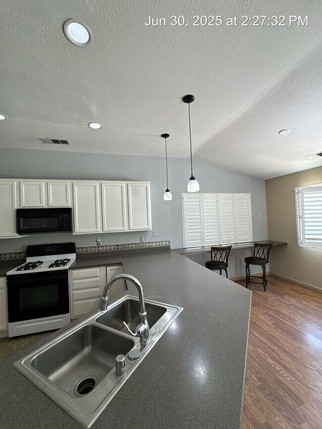 Building Photo - 3969