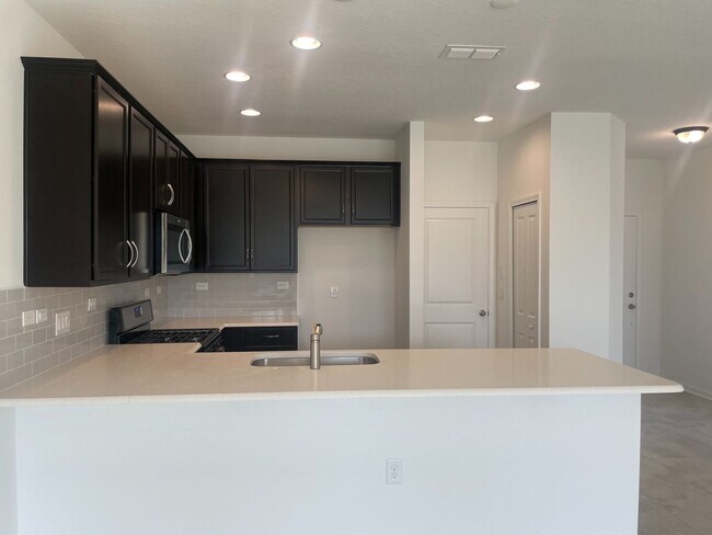 Building Photo - 3/2.5 Townhome in Holly Forest!