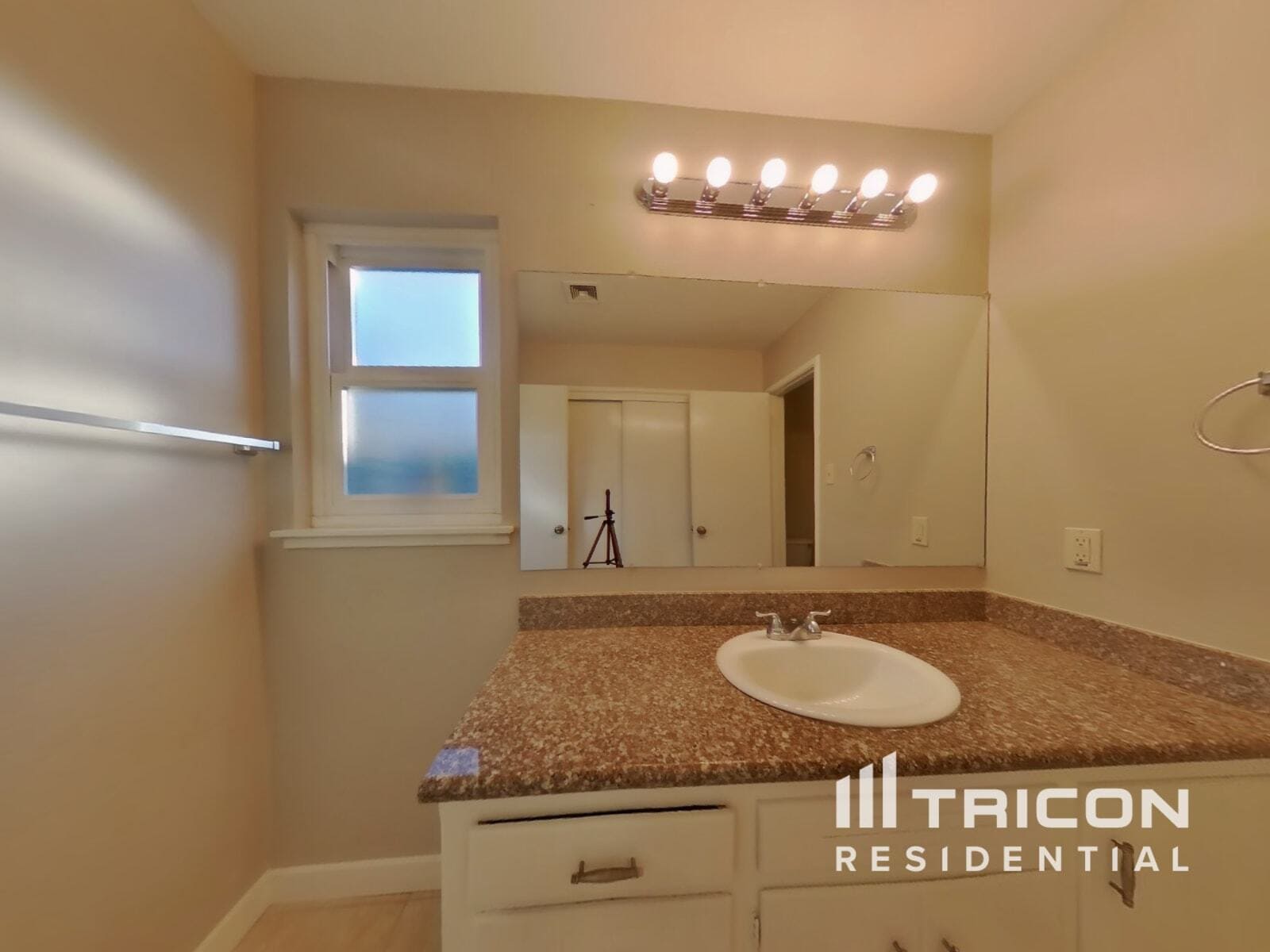 Building Photo - 372 Hopkins Dr