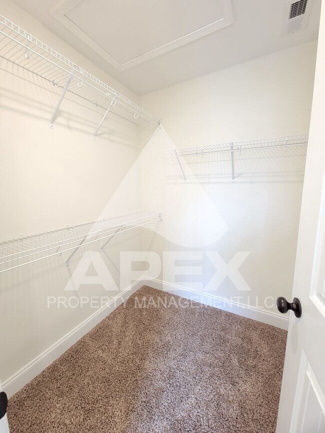 Building Photo - Beautiful  4 Bd 2.5 Ba Single Family home ...