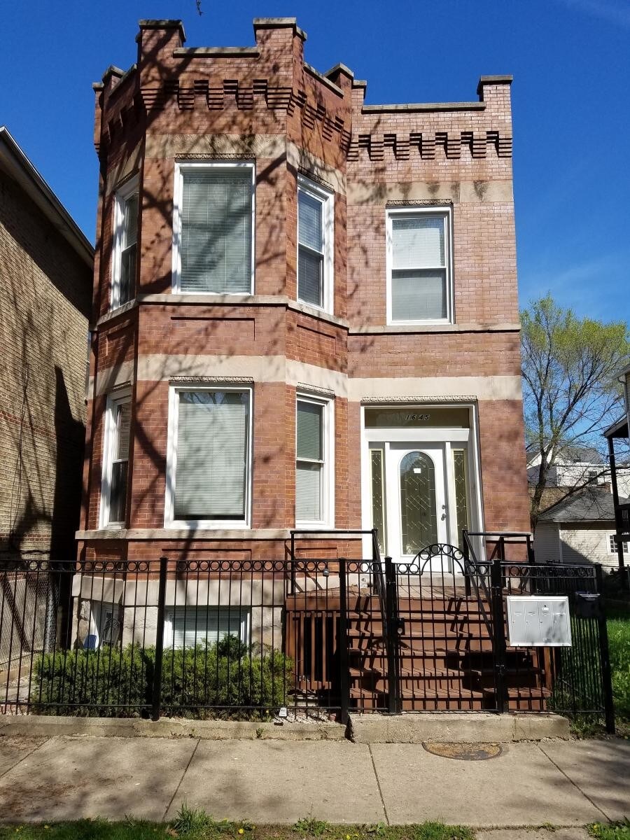 Front of House - 1645 N Mozart St