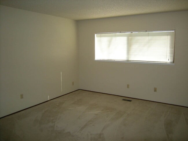 Building Photo - Lovely duet with easy access to shopping a...