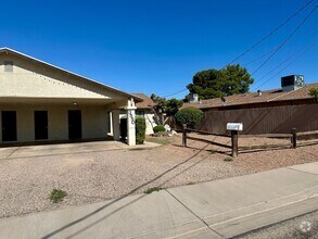 Building Photo - Cute 2 bedroom, 2 bathroom home with firep...