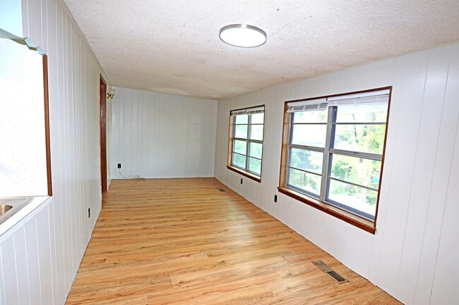 Building Photo - 344 E Adams Ave