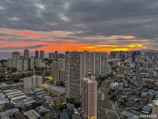 Building Photo - Luxury High-Rise Living on the 38th Floor
