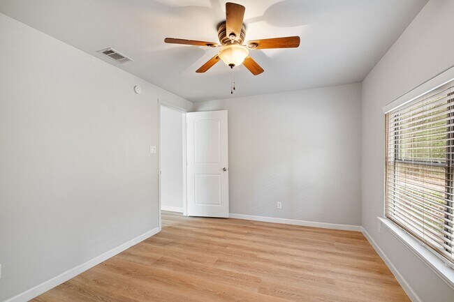 Building Photo - Secluded 3 bedroom, 1 bath house in the co...