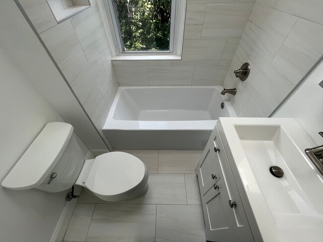 Building Photo - 1006 F St NE