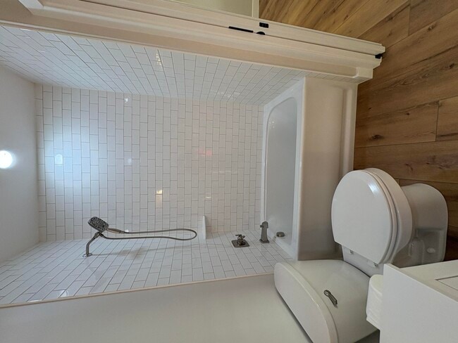 Building Photo - 140 Birch Crk Ln